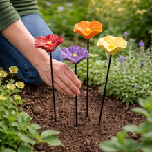 Afbeelding in Gallery-weergave laden, Handgemaakte Lieveheersbeestjesbloemen – weerbestendige keramische drinkbloemen, set van 4
