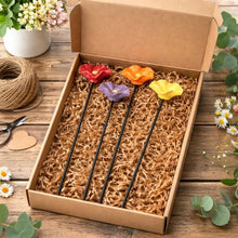 Afbeelding in Gallery-weergave laden, Handgemaakte Hommelbloemen – weerbestendige keramische drinkplaatsen voor hommels, set van 4.