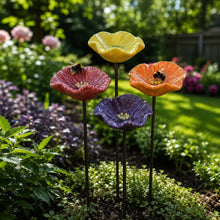 Afbeelding in Gallery-weergave laden, Handgemaakte Hommelbloemen – weerbestendige keramische drinkplaatsen voor hommels, set van 4.