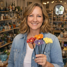 Afbeelding in Gallery-weergave laden, Handgemaakte Hommelbloemen – weerbestendige keramische drinkplaatsen voor hommels, set van 4.
